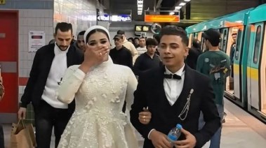عروسان في مترو الأنفاق