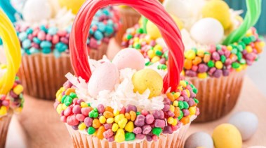 كب كيك بألوان الربيع