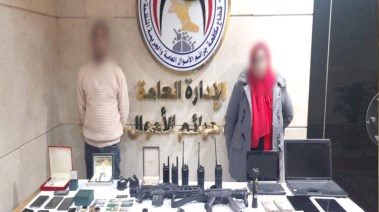 المتهمان بعد ضبطهم