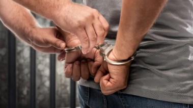 القبض على حارس عقار سرق مبالغ مالية