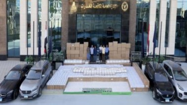 المتهمون بعد ضبطهم