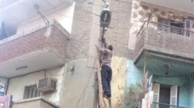 شخص فوق عامود كهرباء- أرشيفية 