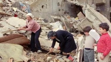 عائلة لبنانية بين ركام منزلهم