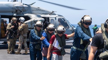 جنود أمريكيون على متن حاملة الطائرات