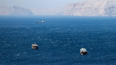 سففن تعبر المضيق ـ تعبيرية