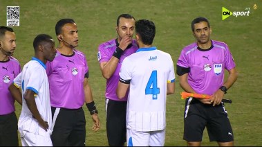 لاعب الإسماعيلي مع الحكم محمد الغازي 