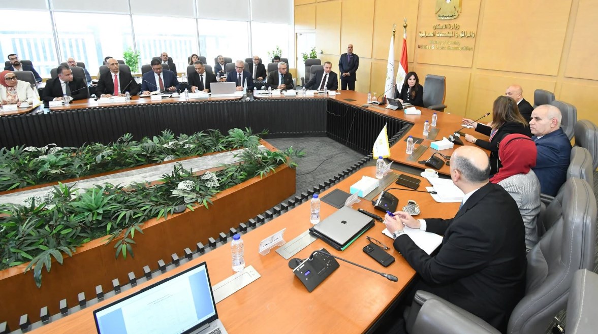 اجتماع وزيرة الإسكان مع مسؤولي الوزارة 