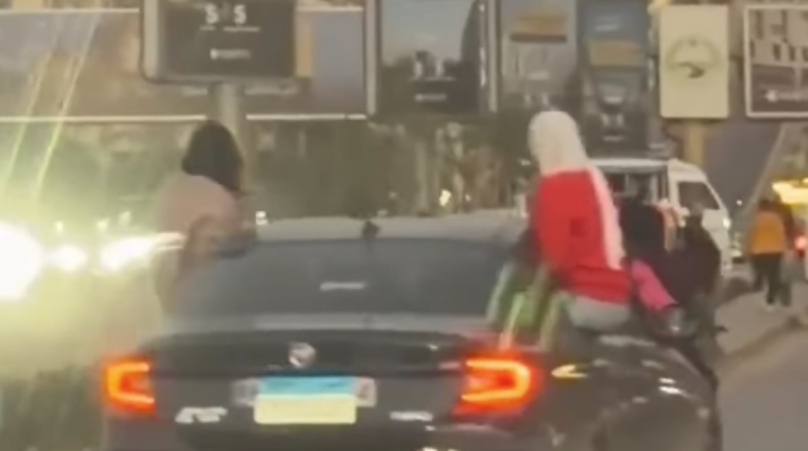 .حركات استعراضية خطيرة بسيارة ملاكي 