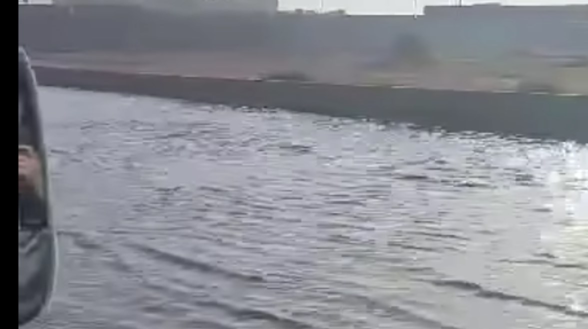 كسر ماسورة مياه يعطل الحركة بطريق الإسماعيلية