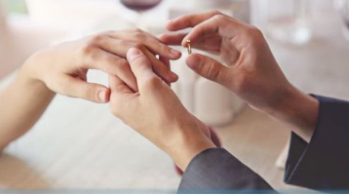 شاب يطلب خطبة فتاة