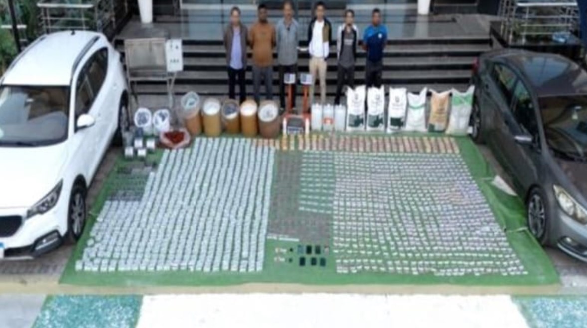 المتهمون والمضبوطات 