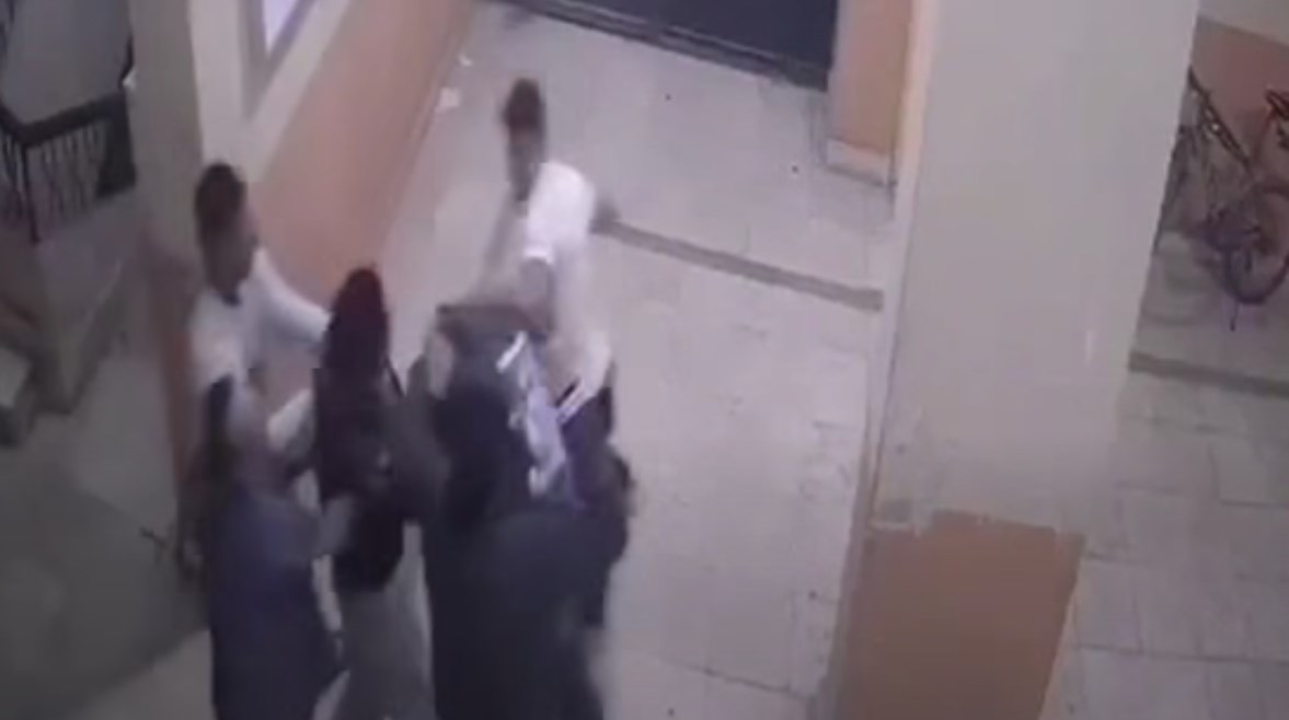  اعتداء مجموعة شباب على طالب