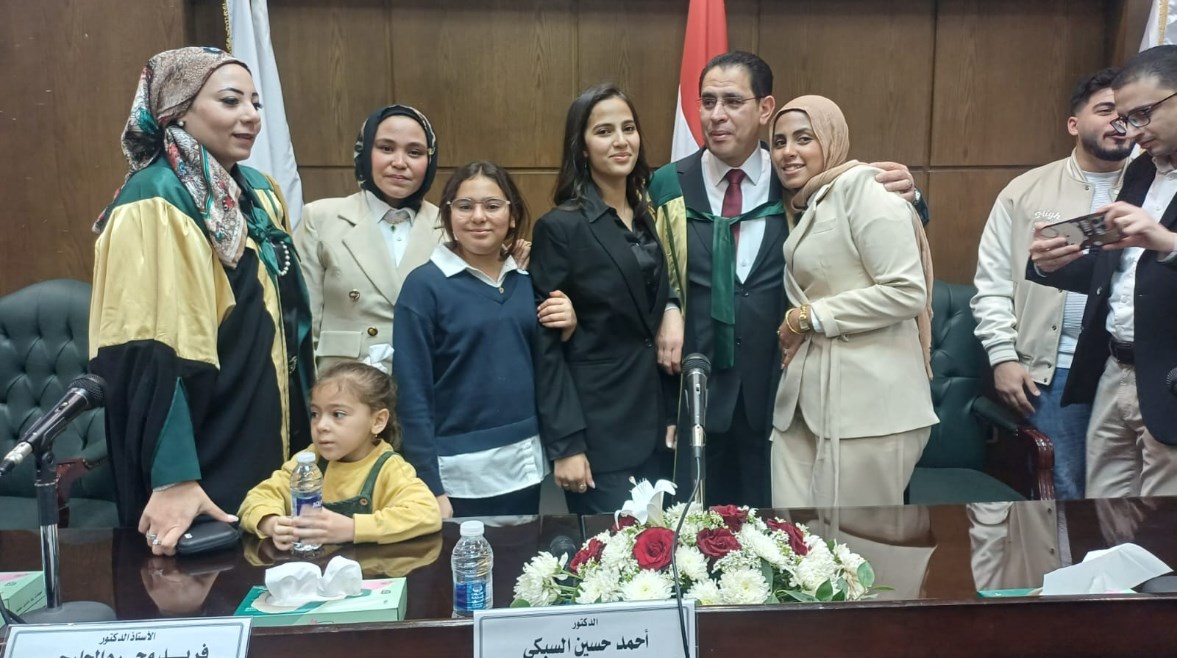 حصول الدكتور حلمي عبدالرحمن وزوجته على الدكتوراه