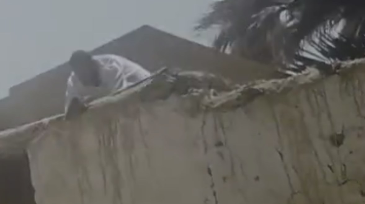  جانب من التعدي على المنزل