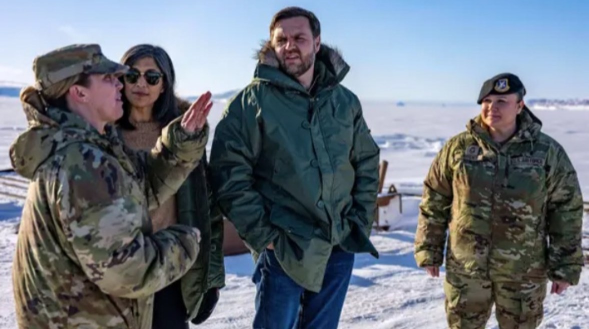 جيه دي فانس، نائب الرئيس الأمريكي برفقة مسؤولين أمريكيين في جرينلاند،  صورة أرشيفية 