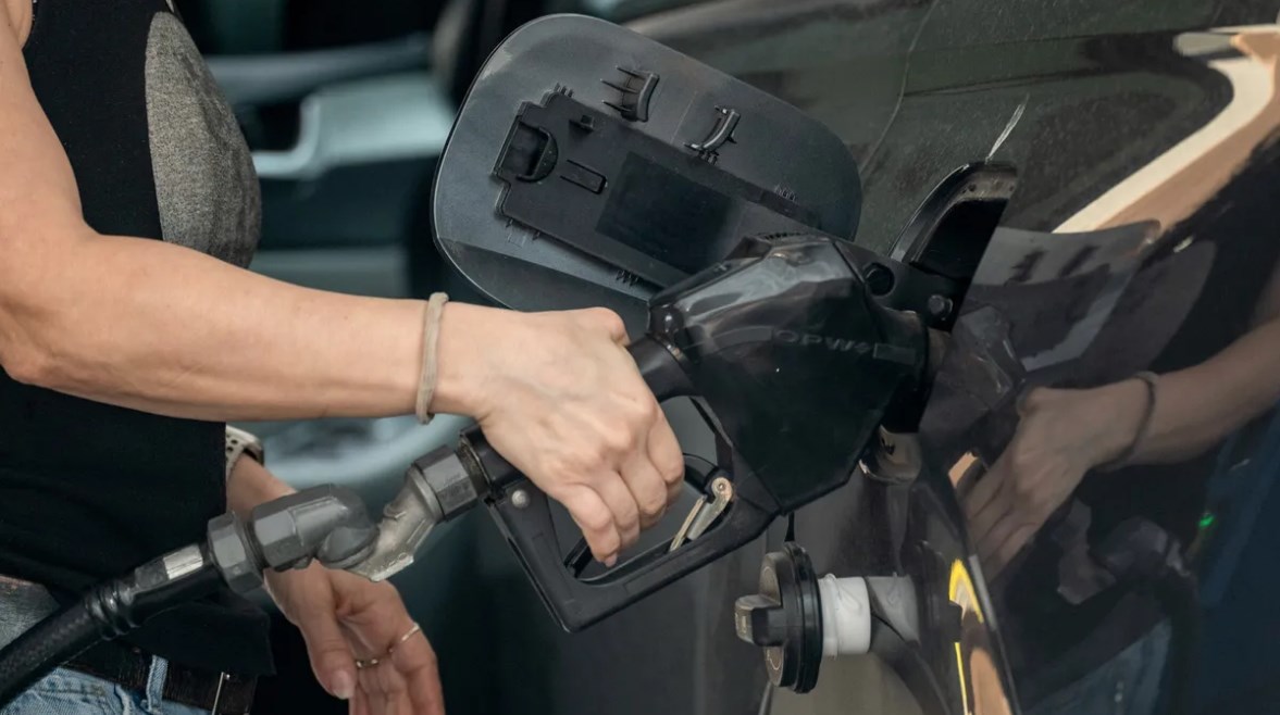 يبحث الأمريكيون عن حلول لتخفيف وطأة ارتفاع أسعار الوقود وارتفاع أقساط الرهن العقاري.