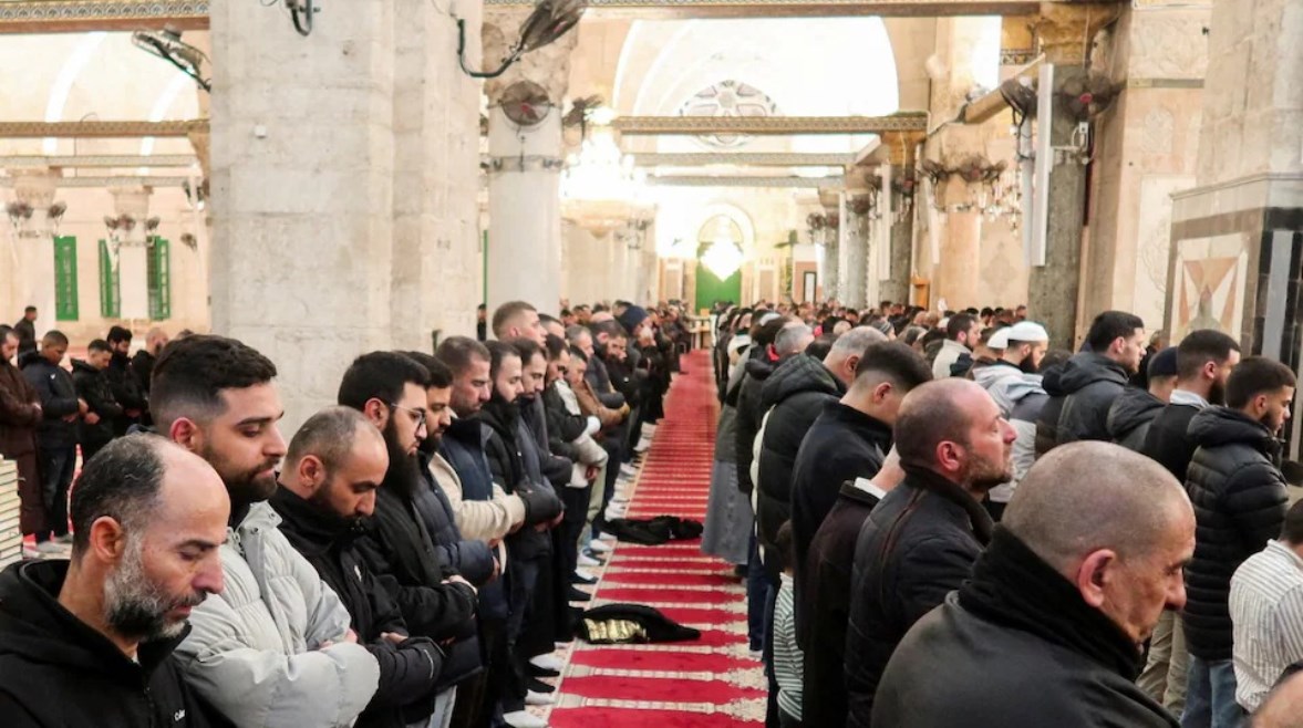 مئات المصلين الفلسطينيين يصلون الفجر في المسجد الأقصى اليوم الخميس 