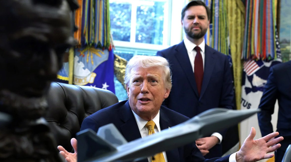 الرئيس الأمريكي دونالد ترامب وخلفه نائبه جيه دي فانس