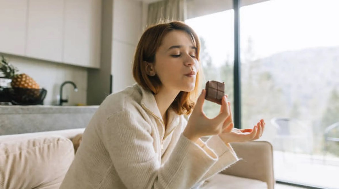 دراسة تحذر من تناول السكريات قبل النوم 