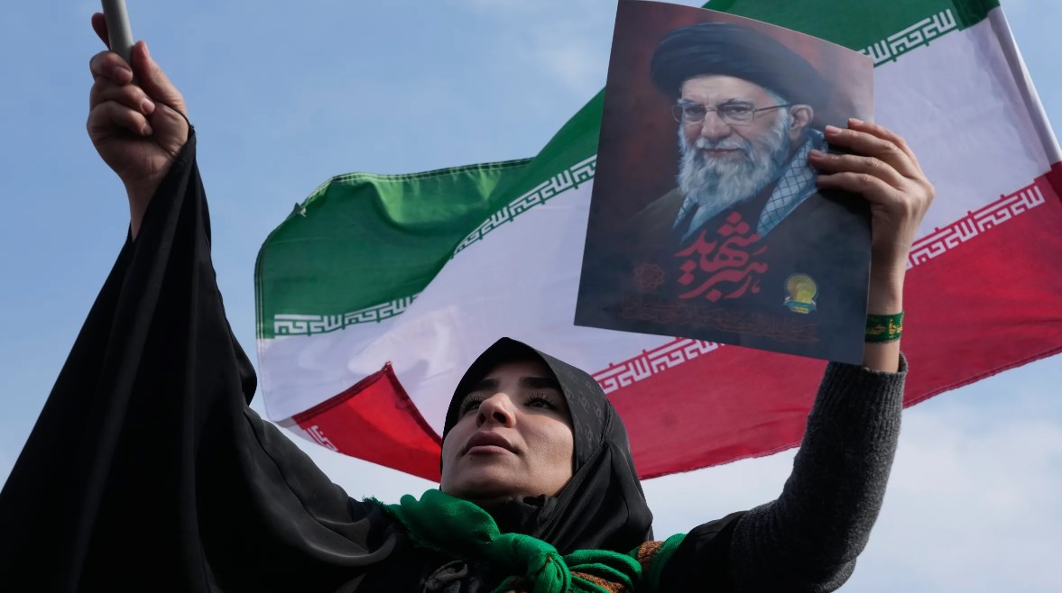متظاهرة إيرانية ترفع صورة المرشد الإيراني الراحل آية الله علي خلمنئي- صورة أرشيفية