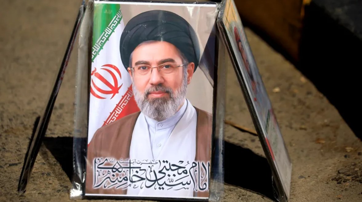 لاقتة مؤيدة للمرشد الإيراني الجديد مجتبى خامنئي