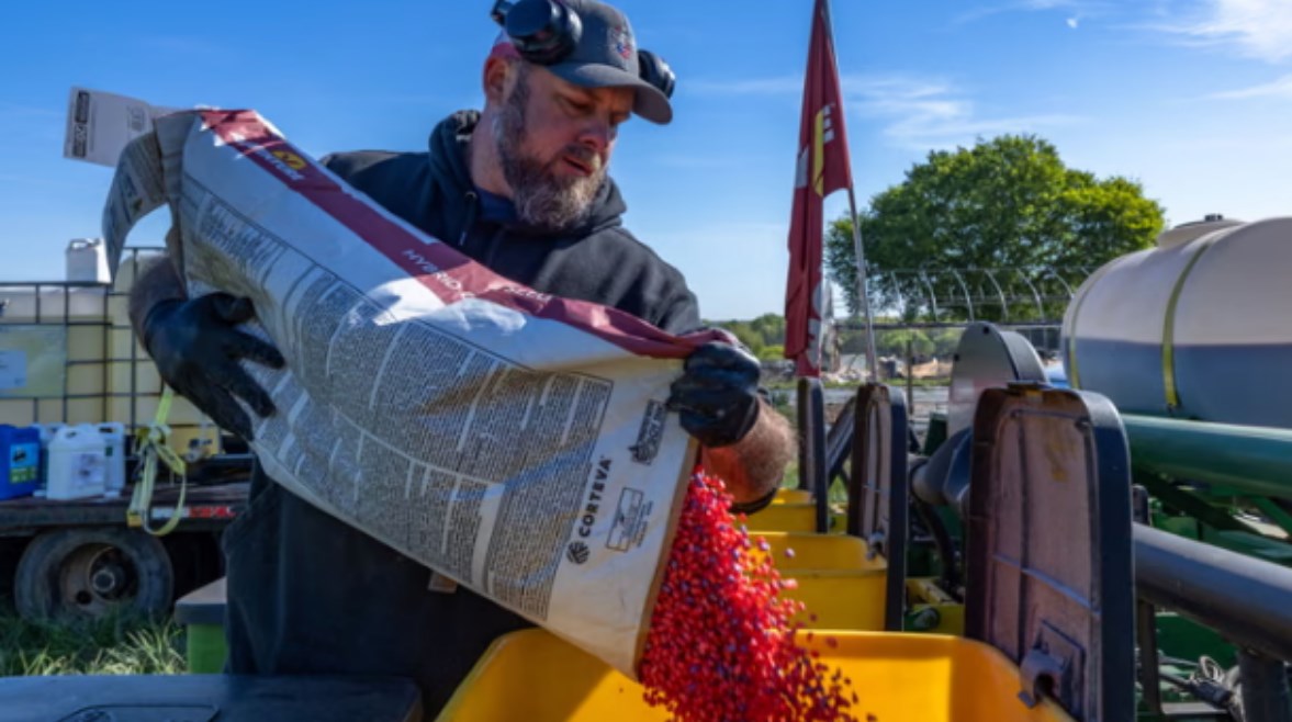 يواجه المزارعون الأمريكيون ضربة مزدوجة تتمثل في ارتفاع أسعار الأسمدة والديزل