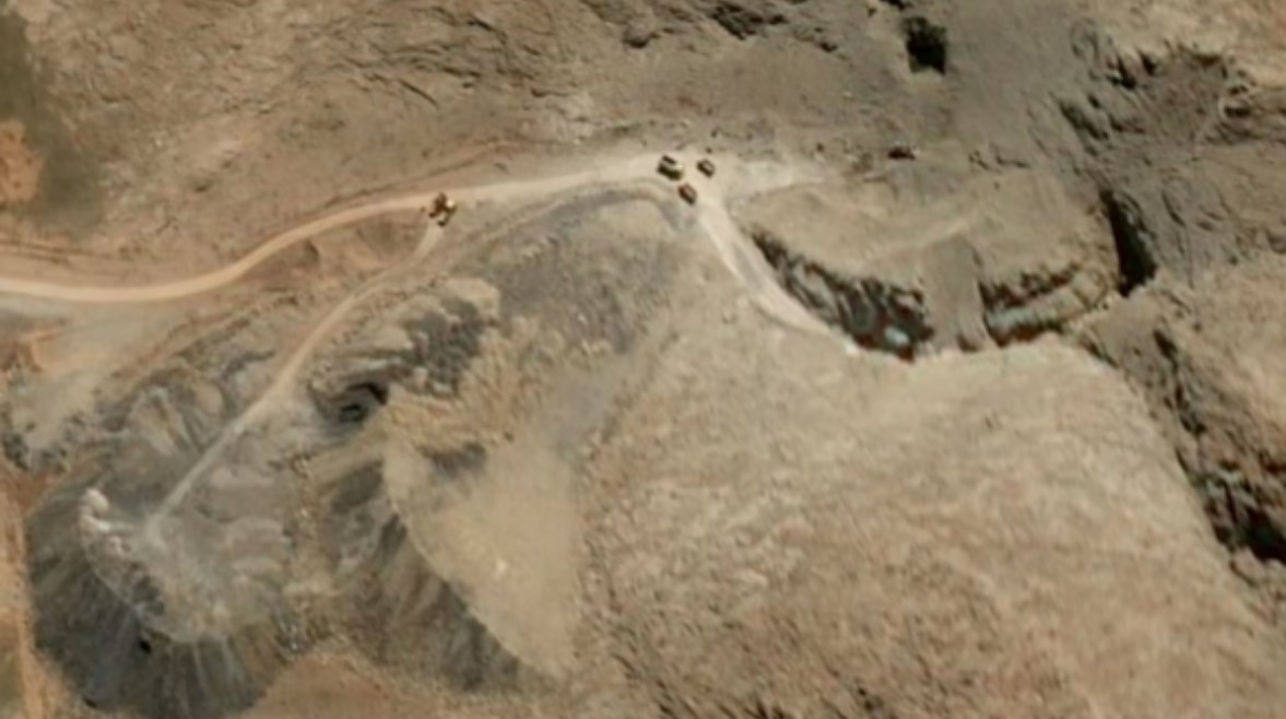 قاعدة صواريخ بالقرب من خمين، إيران، في 10 أبريل 2026، تظهر جرافة أمامية فوق حطام يسد مدخل نفق