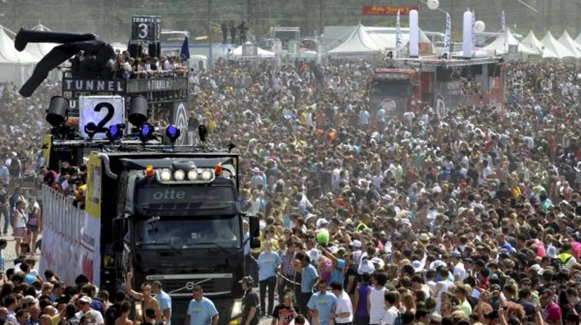 تجمع عدد كبير من الناس - أرشيفية