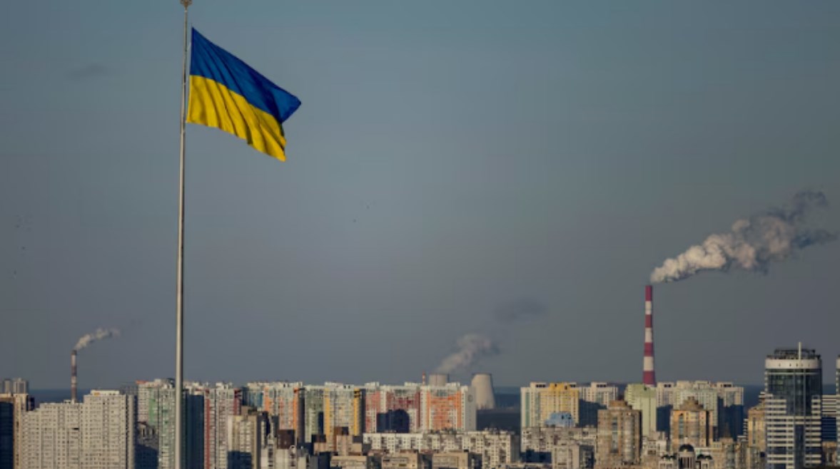 علم أوكرانيا يرفرف فوق العاصة كييف