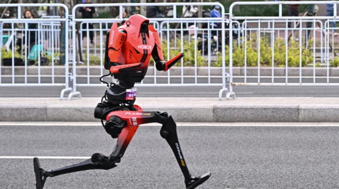 روبوت في سباق نصف ماراثون بكين 