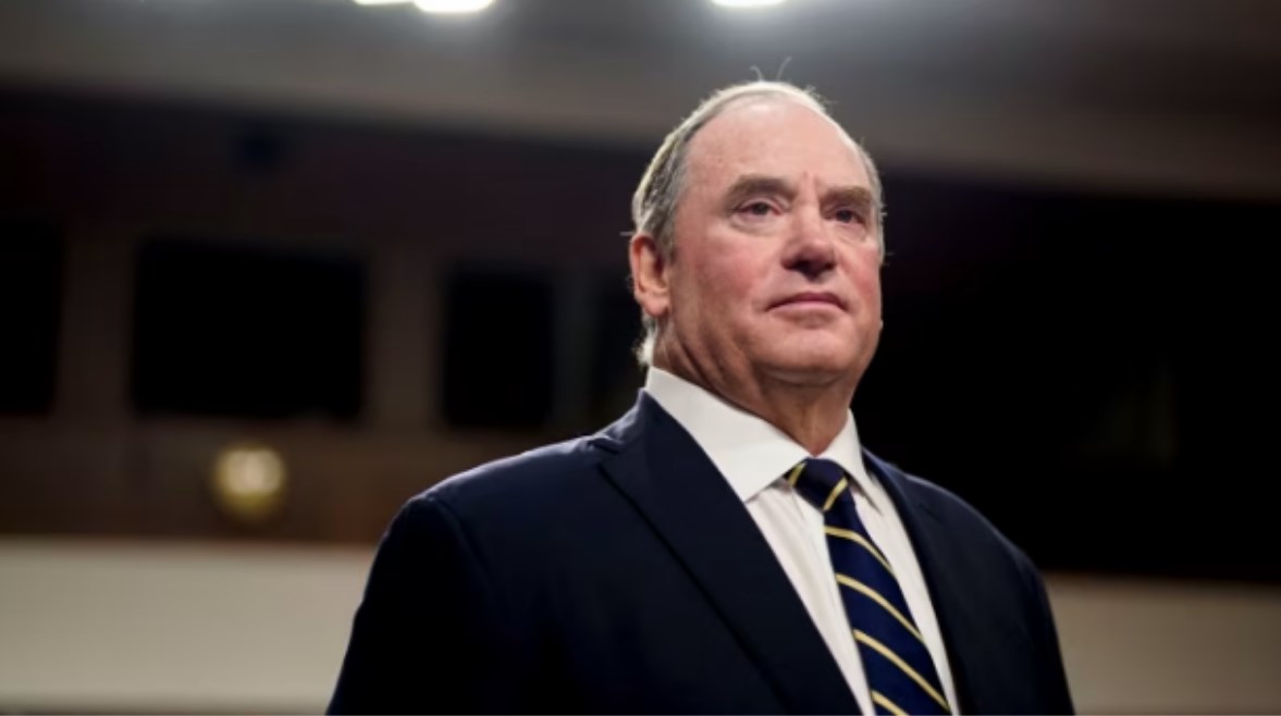  إقالة جون فيلان، وزير البحرية الأمريكية من منصبه