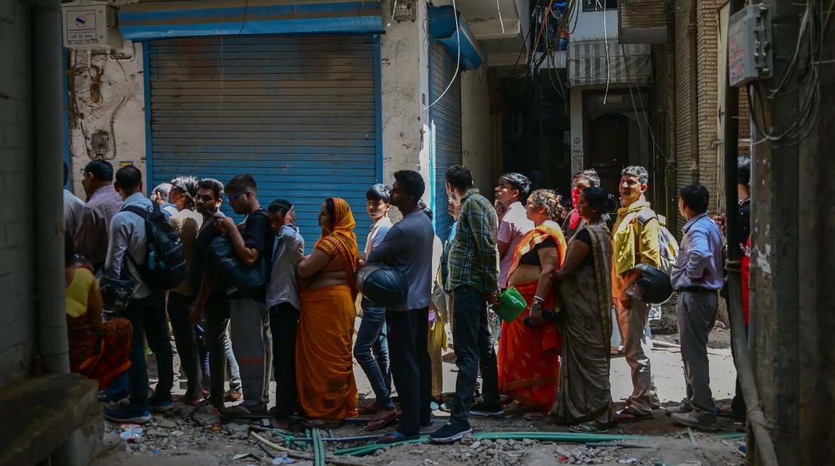 طوابير للحصول على الوقود في نيودلهي