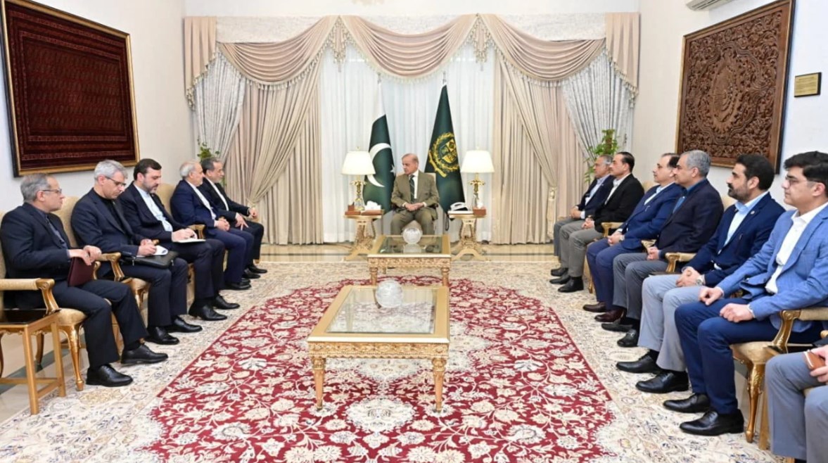 رئيس الوزراء الباكستاني شهباز شريف يستقبل الوفد الإيراني في إطار الوساطة لعقد محادثات السلام