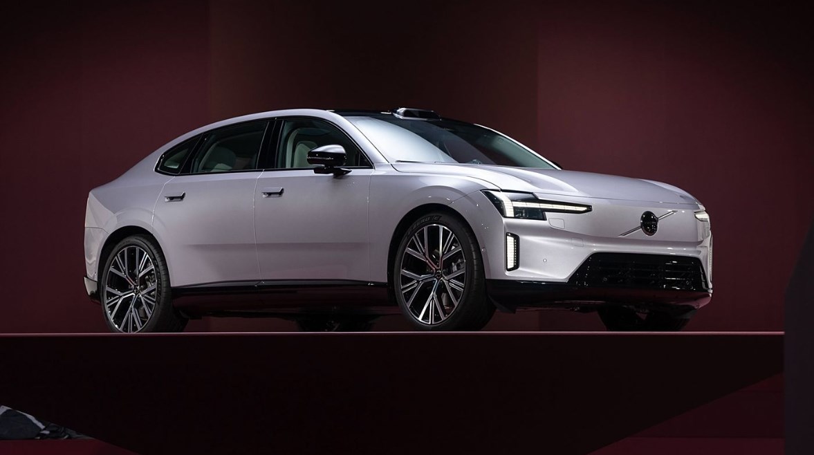 سيارة فولفو ES90 السيدان الكهربائية