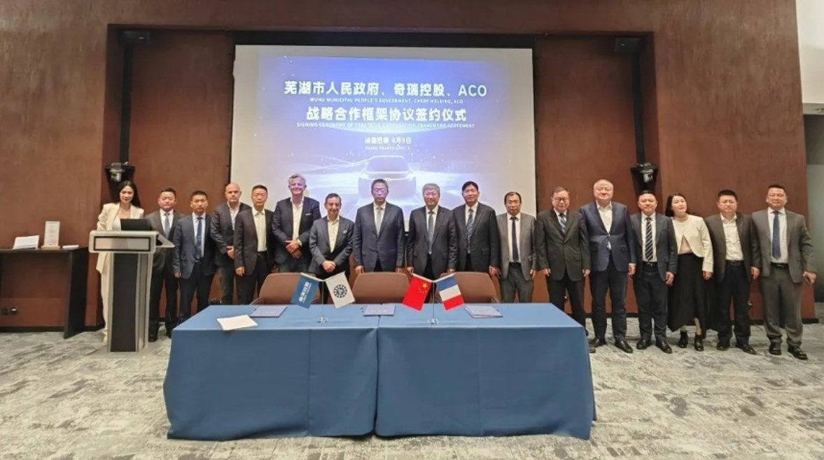 وفد شيري بعد توقيع الاتفاقية 