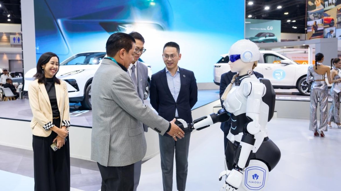  شيري تقدم روبوتات AiMOGA