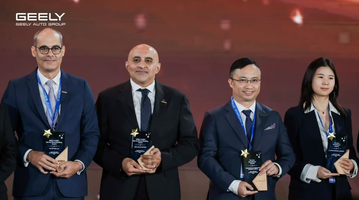 المهندس تامر قطب، نائب الرئيس التنفيذي لمجموعة "أبو غالي موتورز خلال استلام الجائزة 