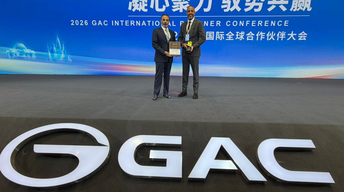 فريق "جميل موتورز" خلال استلام الجائزة 