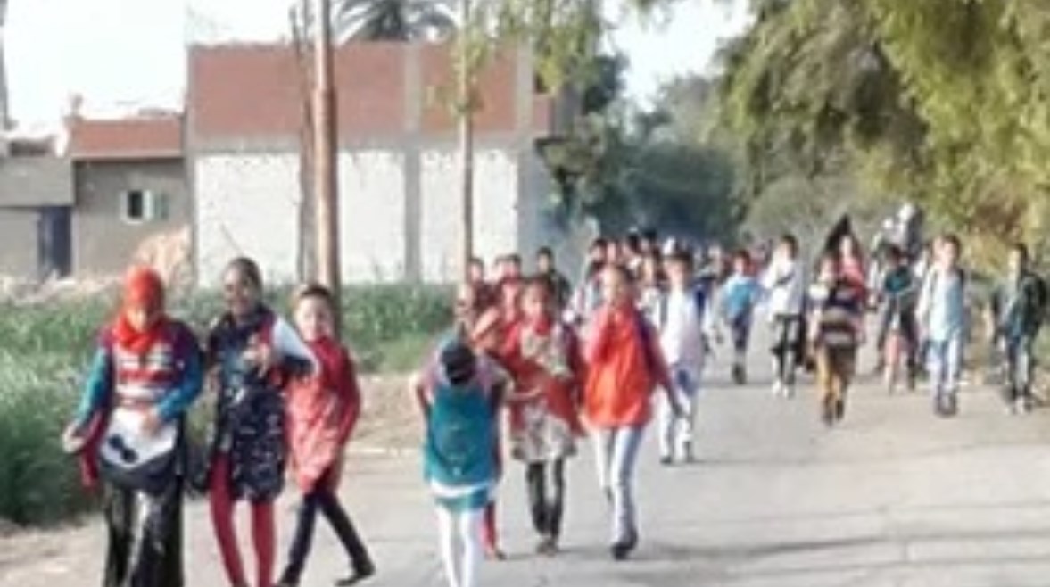 أطفال "عزبة العنبر" بالمنيا
