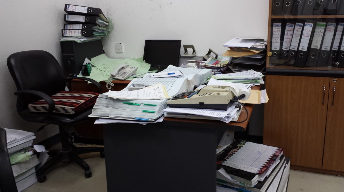 مكتب موظف - أرشيفية