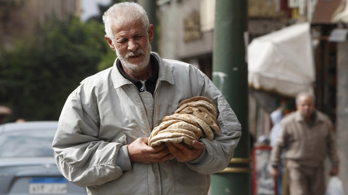 مواطن يحمل الخبز