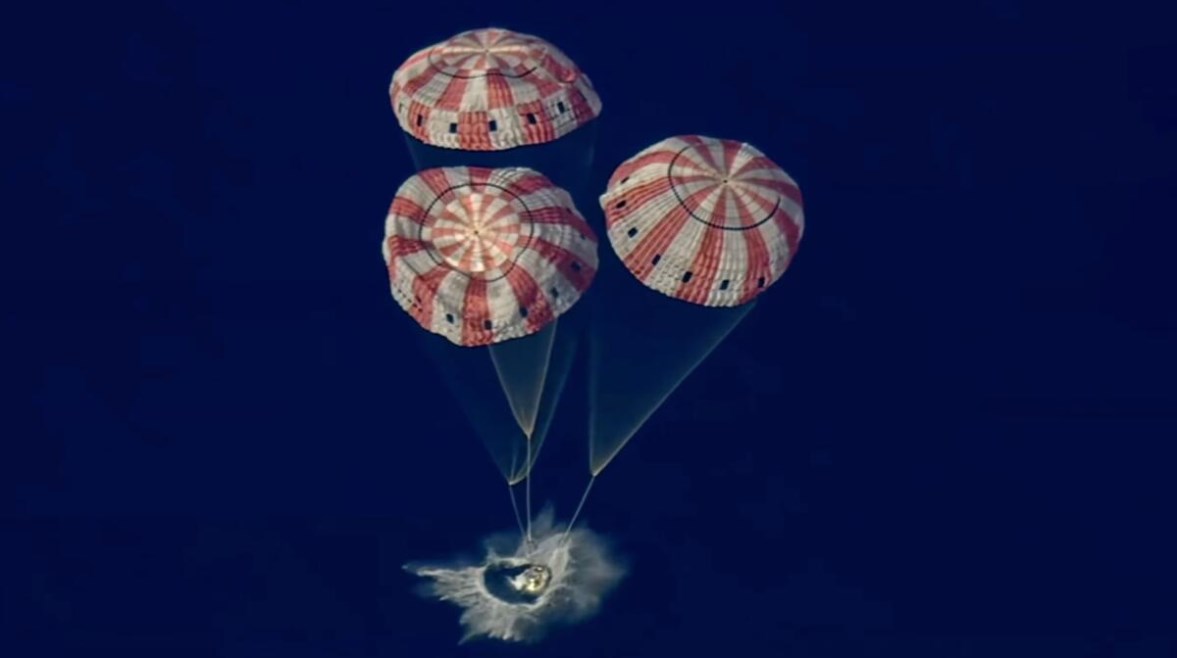 هبوط طاقم أرتميس 2