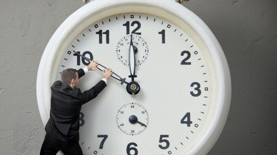 ضبط الساعة - صورة أرشيفية