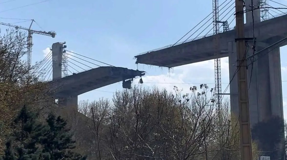 جسر بي 1 بعد القصف الأمريكي