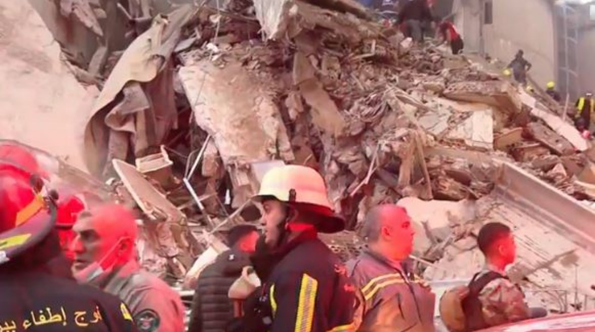 فرق الانقاذ في موقع الحدث