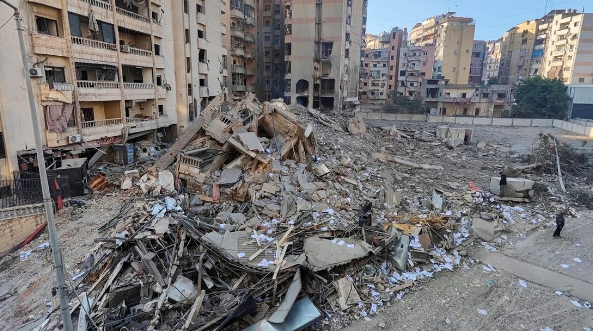 مبنى لبناني مدمر في الضاحية الجنوبية