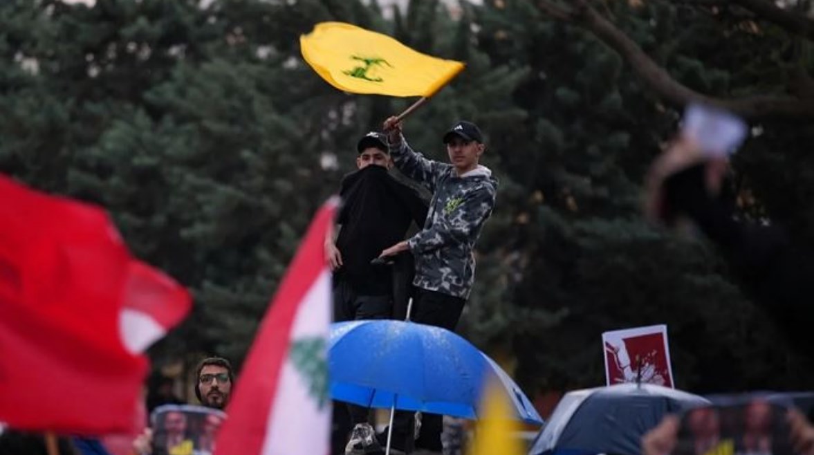 إحدى الأشخاص يلوح بعلم حزب الله في لبنان