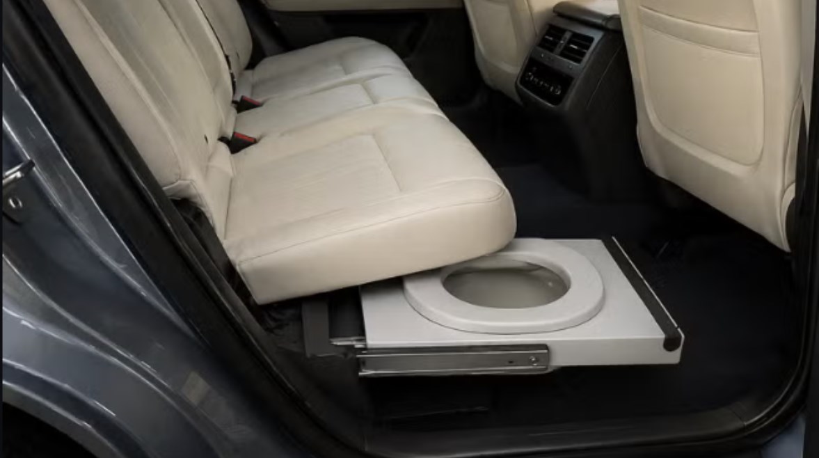مرحاض داخل سيارة مولدة بالـAI