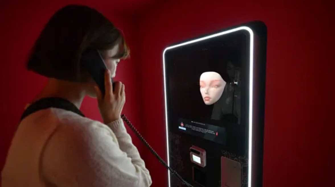 إمرأة تتحدث مع روبوت شامي