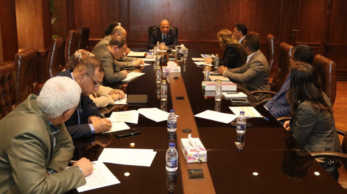 جانب من اجتماع وزير الكهرباء